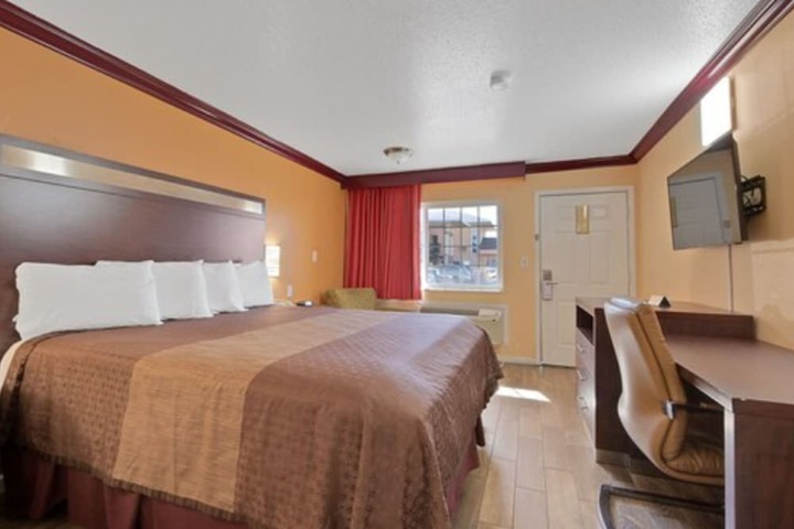 Americas Deluxe Inn