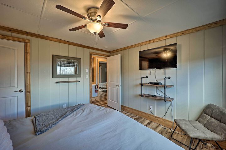 1 Mi to Skiing: Beech Mountain Condo w / Fireplace!