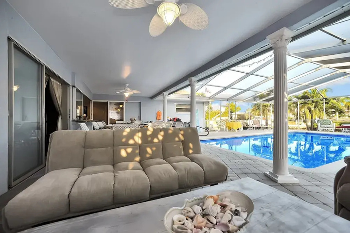Apollo Beach W / Pool Room To Entertain, Pet Friendly! 6 Bedroom Home
