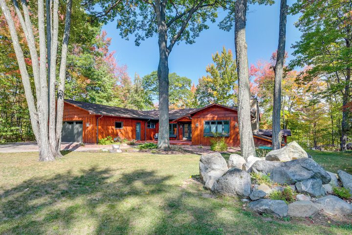 Rhinelander Chain of Lakes Home w / River Dock!