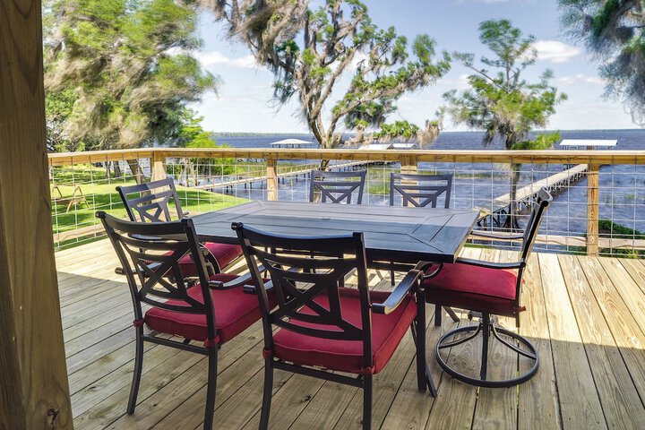 Renovated Crescent Lake Escape w / Waterfront Deck!