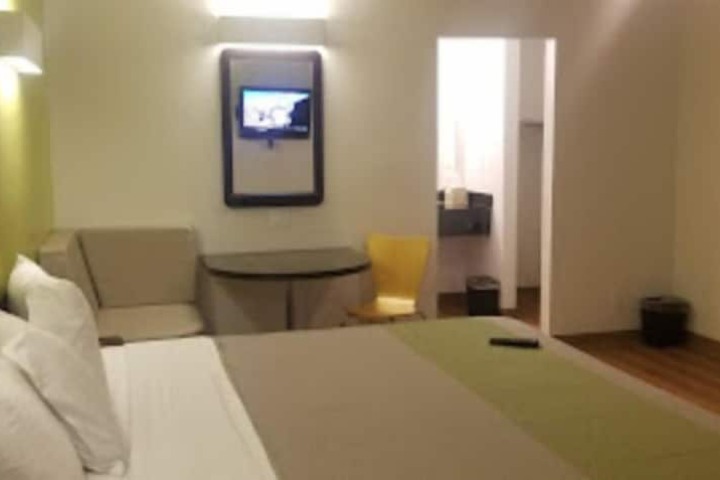 Room 6 of 9