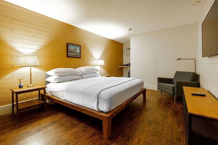 Room 16 of 38
