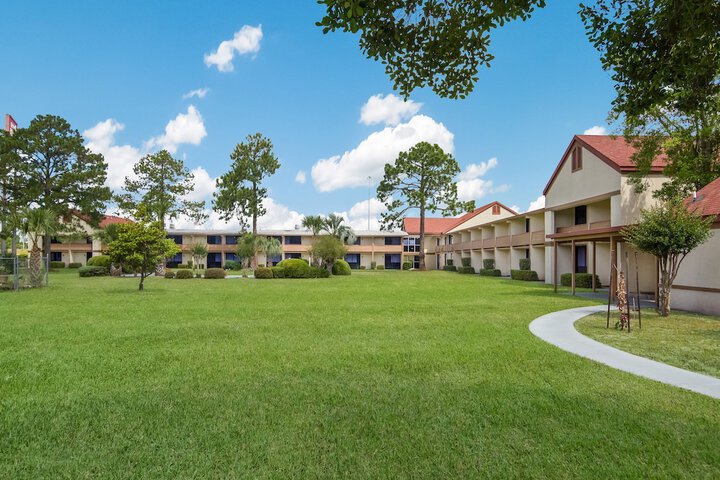 Red Roof Inn & Suites Brunswick I-95