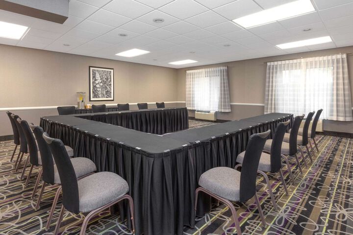 La Quinta Inn & Suites by Wyndham Clifton / Rutherford