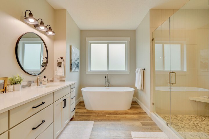 Spacious Donnelly Family Home w / Private Hot Tub!
