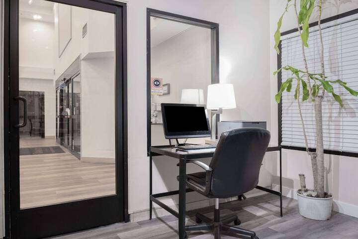 Business Center 27 of 28