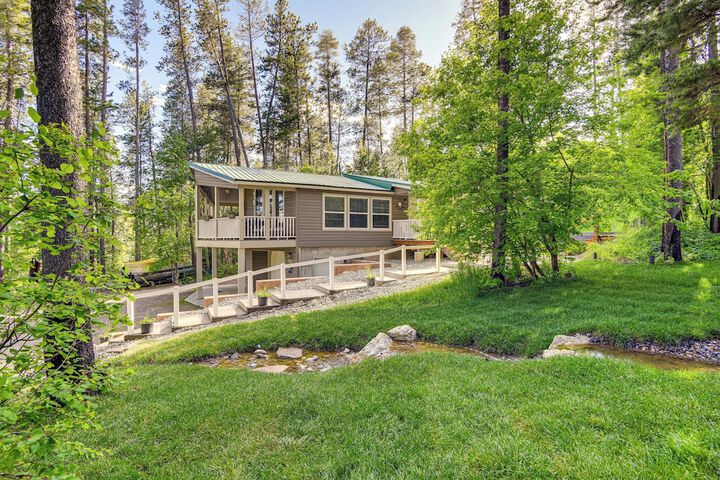 Rustic Escape w / Deck Hot Tub & Mountain Views