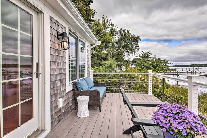 Charming Bristol Cottage w / Private Beach!
