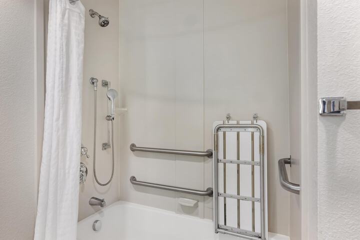 Best Western Plus Chain of Lakes Inn & Suites