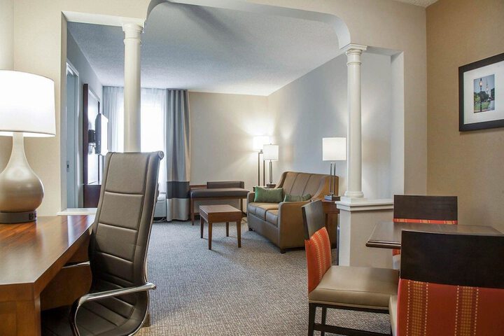 Comfort Suites West Warwick - Providence