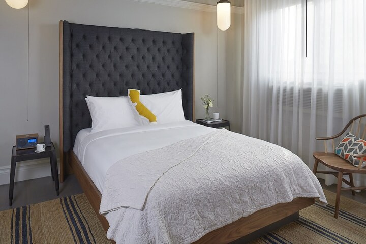 Room 6 of 17