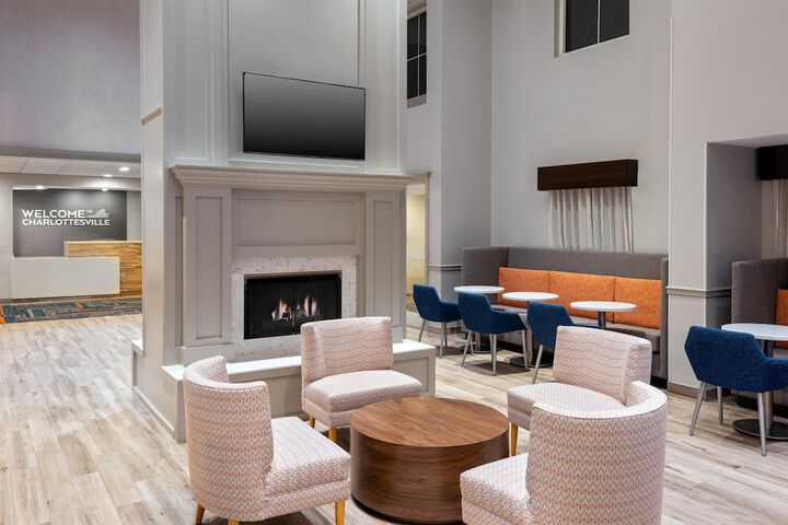 Hampton Inn & Suites Charlottesville-At the University