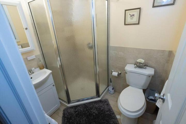 Family 3-bedroom home (2nd floor near EWR / Outlet)