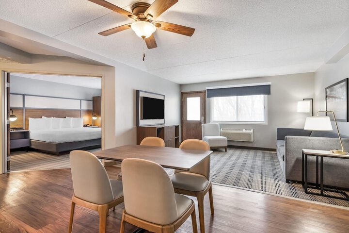 AmericInn by Wyndham Valley City - Conference Center