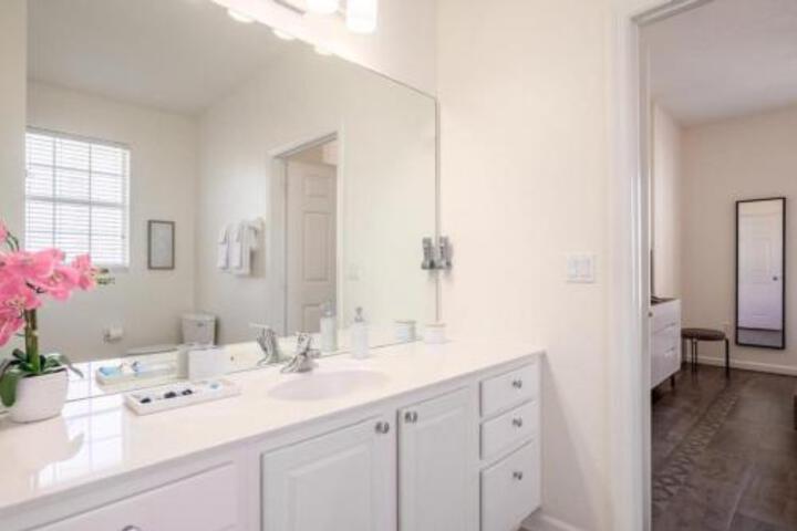 Brand New Super Cool Fountain View Condo by Main Pool Near Parks & OCCCC