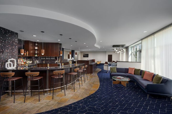 Lounge 44 of 47