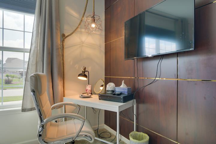 Spacious Waterfront Yorkville Getaway w / Yard