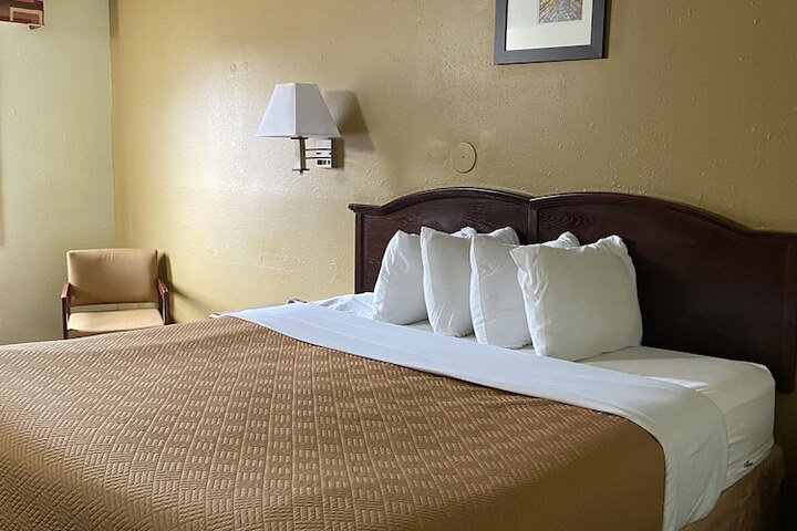Travelodge by Wyndham La Porte / Michigan City Area