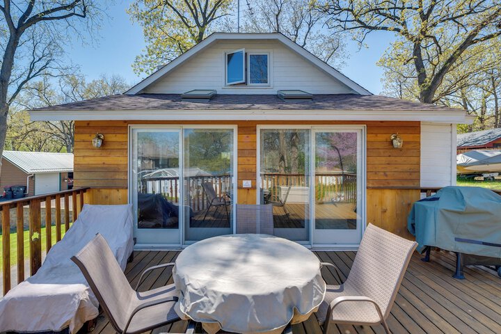 Charming Lake Ripley Cottage w / Water View!