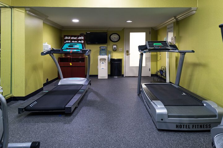 Holiday Inn Hotel & Suites Warren by IHG