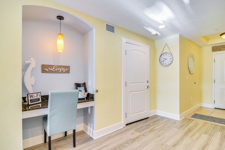 Waterfront Condo w / Water Park Walk to the Beach!