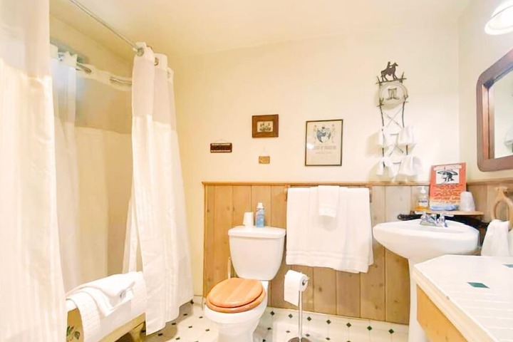 Room 8 of 28