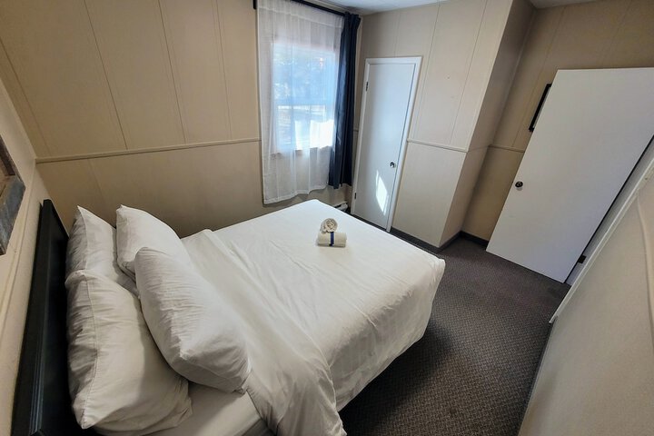 Room 32 of 83