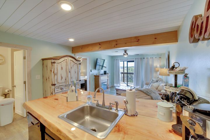 Unwind Fireside: Ozark Mtn Condo w / Resort Perks!