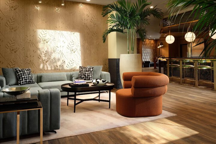 Lounge 68 of 76