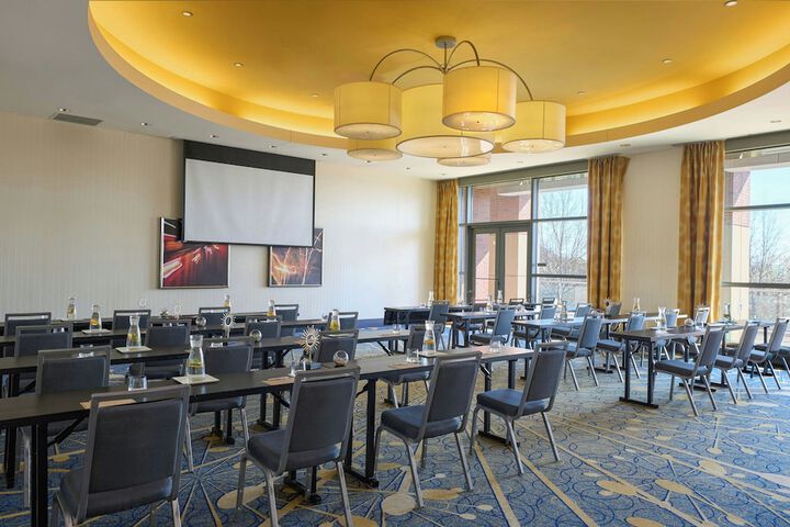 Renaissance Arlington Capital View Hotel
