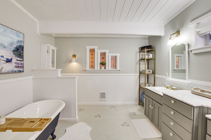 Puget Sound Cottage w / Private Community Beach!