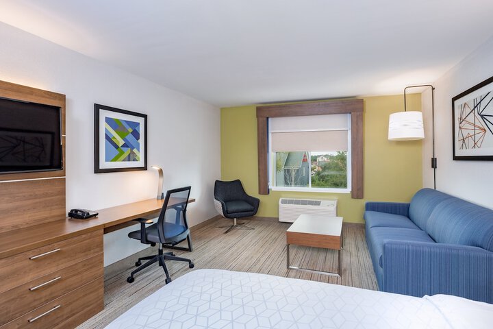 Room 10 of 32