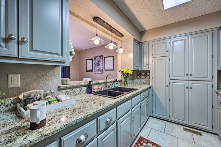 Bella Vista Home w / Deck + Trails: on Golf Course!