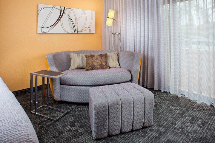 Lounge 29 of 33