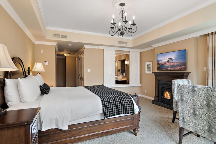 Oak Bay Beach Hotel