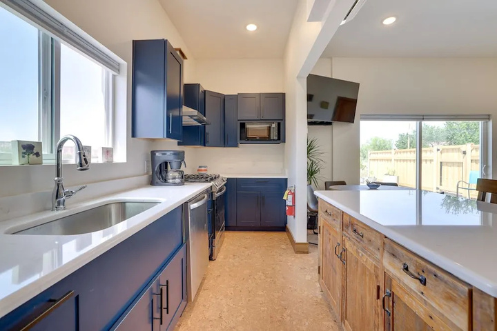 Hot Tub & Views: Modern Home 15 Mi to Zion NP