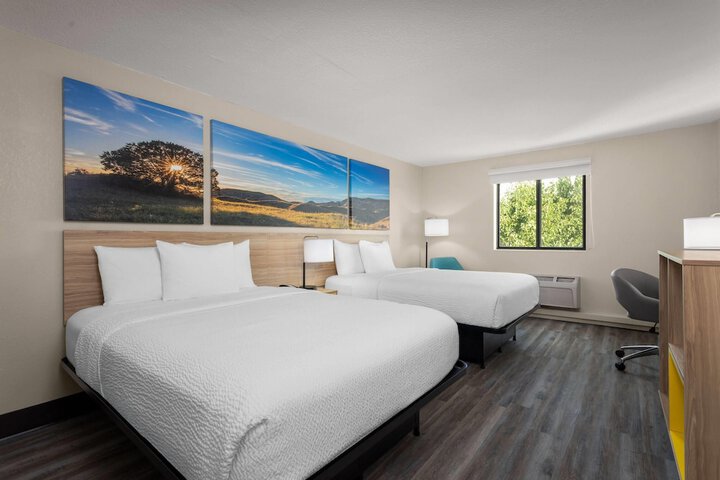 Days Inn and Suites by Wyndham Hammond IN