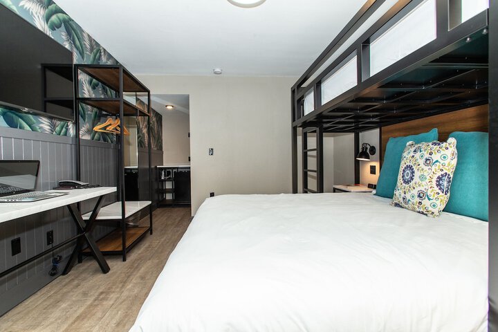 Room 13 of 19