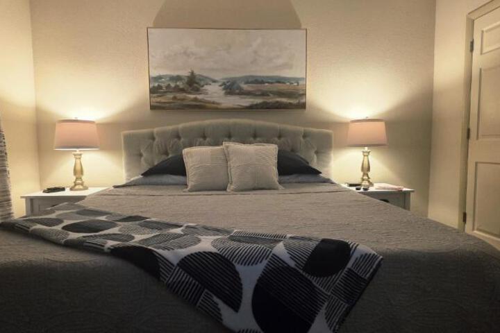 Old Fort Loft King & Queen suites nearest accomodation to Marshals Museum power your EV for free!