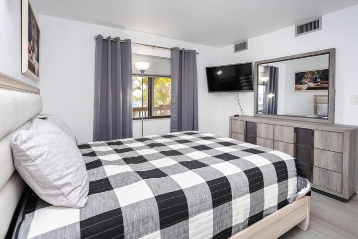 Bass & Sun Condominium 2 / 2 Bedroom