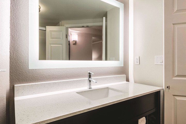 La Quinta Inn & Suites by Wyndham Alexandria Airport