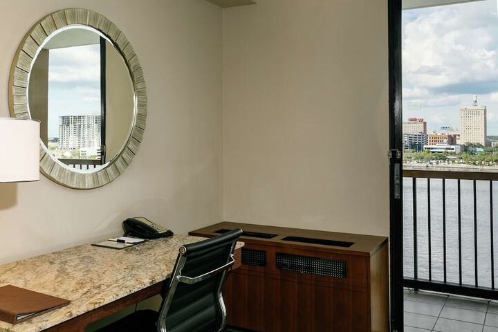 DoubleTree by Hilton Hotel Jacksonville Riverfront