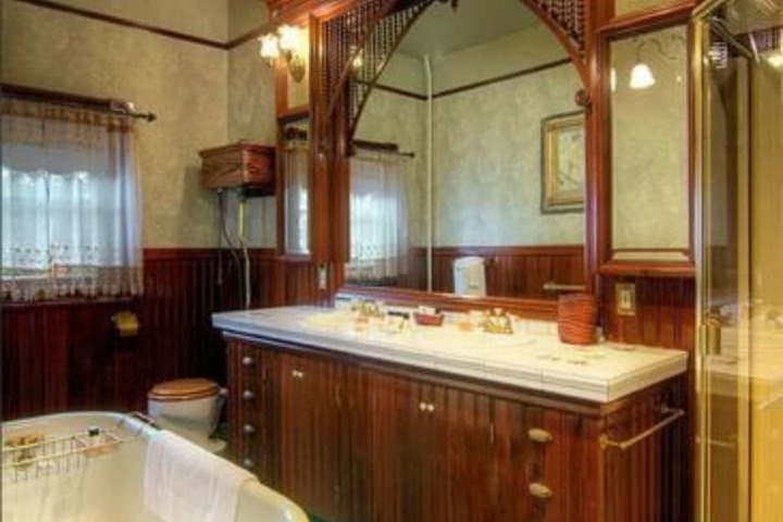 Gingerbread Mansion Inn