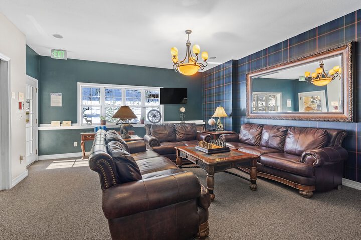 Lounge 85 of 113