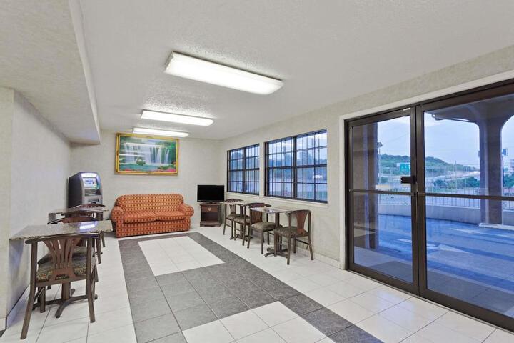 Days Inn by Wyndham Downtown-Nashville West Trinity Lane