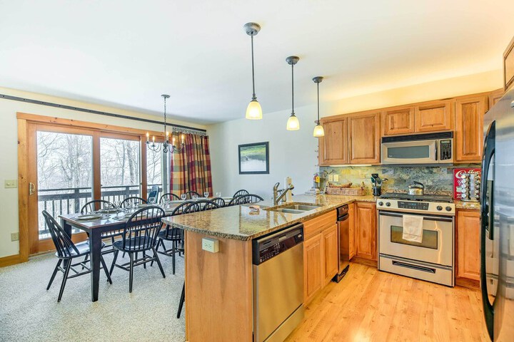 Inviting Ski-in / ski-out Condo at Jay Peak Resort!
