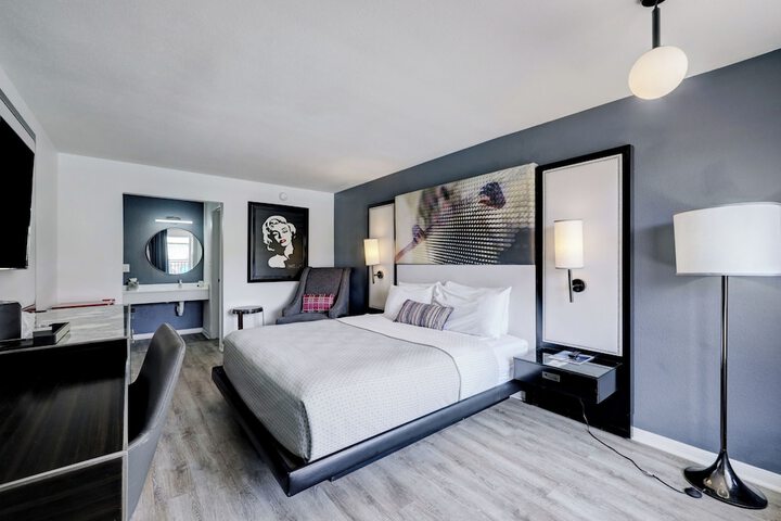 Room 33 of 50