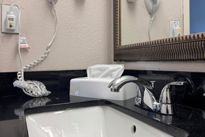 Clarion Inn & Suites Miami International Airport