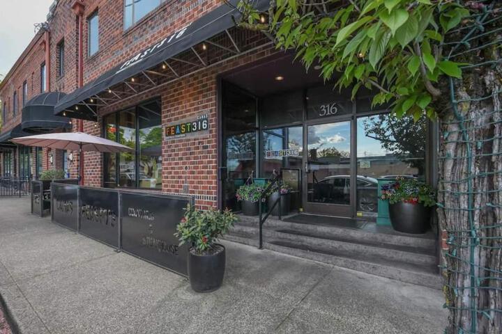 Large eclectic 1 BR above restaurant 15min to PDX